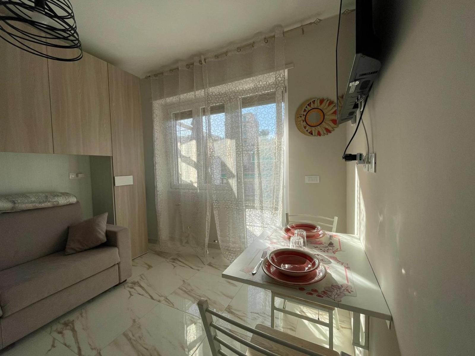 Wh - Un Posto Al Sole - Attico Monolocale Con Parcheggio Gratuito - 5 Minuti Dal Centro - Wifi Διαμέρισμα Σαν Ρέμο Εξωτερικό φωτογραφία